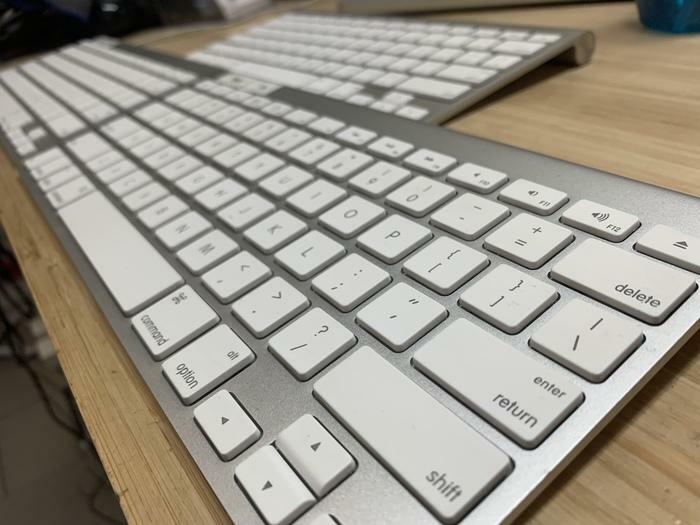 CLAVIER MAC BLUETOOTH SANS FIL USAGÉ ARGENT ET BLANC