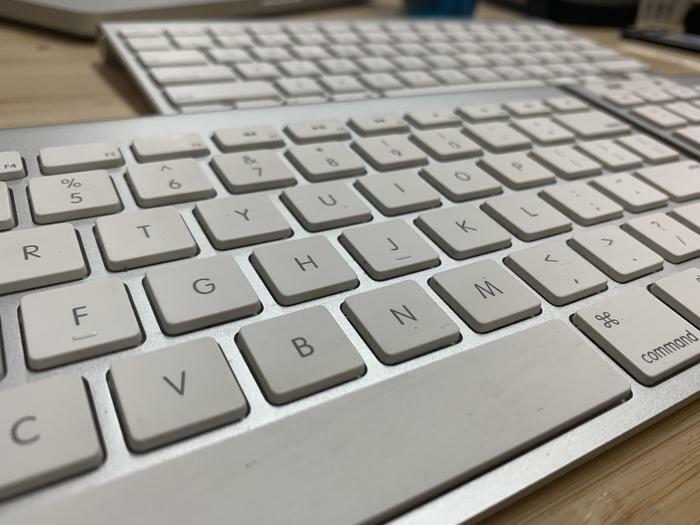 CLAVIER MAC BLUETOOTH SANS FIL USAGÉ ARGENT ET BLANC