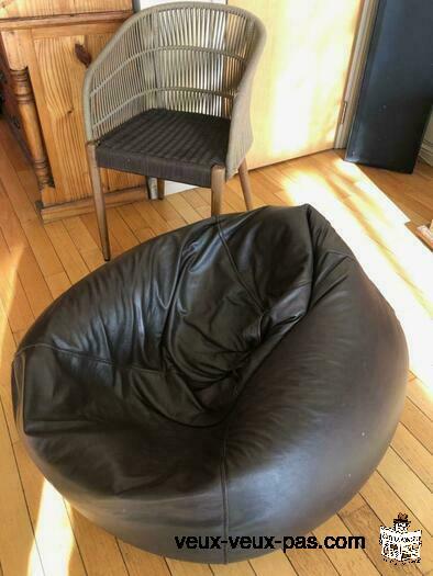 Leather Bean Bag FOR SALE. NEG.!