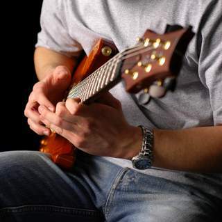 Vous aimeriez apprendre a jouer la guitare?