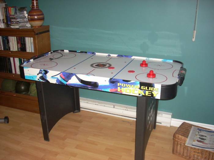 Air hockey table