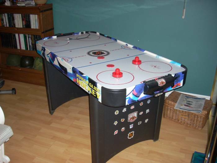 Air hockey table