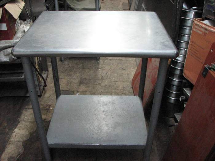 TABLE DE SERVICE OU TRAVAILLE 30' EN ACIER INOXYDABLE