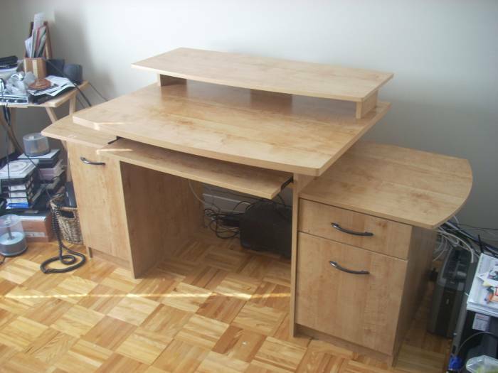 Computer desk