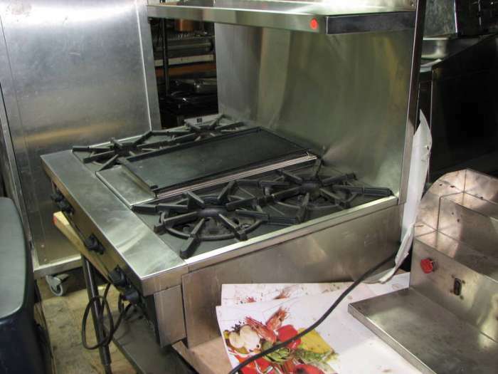 GARLAND GAS RANGE 4 BURNER + GRILL