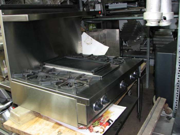 GARLAND GAS RANGE 4 BURNER + GRILL