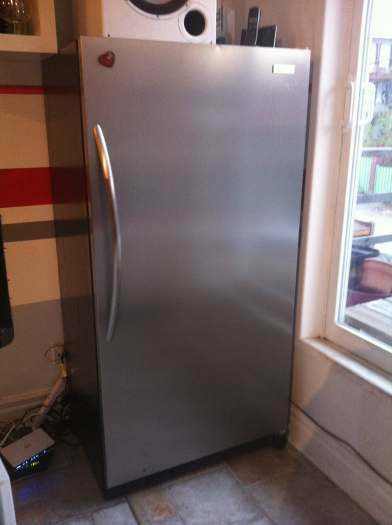 Vend frigo de marque Frigidaire en inox tres bon etats