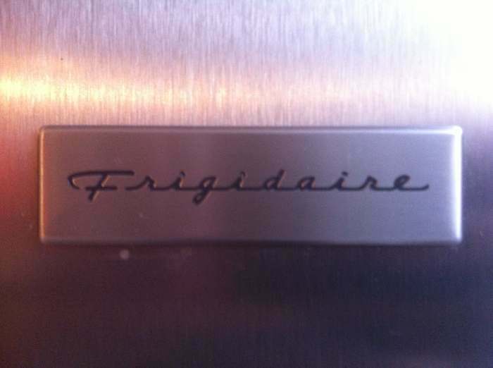 Vend frigo de marque Frigidaire en inox tres bon etats