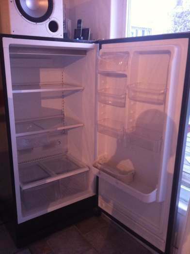 Vend frigo de marque Frigidaire en inox tres bon etats