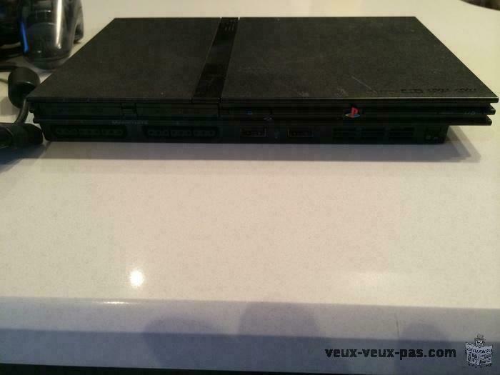 PS2 AVEC 2 MANETTES ET TOUT LES FILS EN BON ETAT 50$