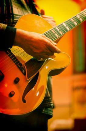 Cours de guitare a l'école de Musique Viva. 2 cours gratuits!